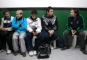 Buenos Aires, 14 de junio de 2008. El boxeador juvenil Julian "El Terrible" Aguilera (centro) espera el momento del pesaje en el Club Nueva Chicago. A la derecha, los entrenadores conversan distendidamente. A la izquierda, boxeadores de otras categorias aguardan dar el peso correcto en la balanza.