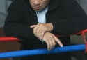 Buenos Aires, 18 de agosto de 2008.  El entenador Julio Grass observa los combates que se desarrollan sobre el ring.