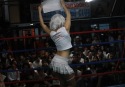 Buenos Aires,30 de agosto de 2008. Exhibicion de boxeo en el Almagro Boxing Club. Sonia "La Magnifica" indica la llegada del proximo round.